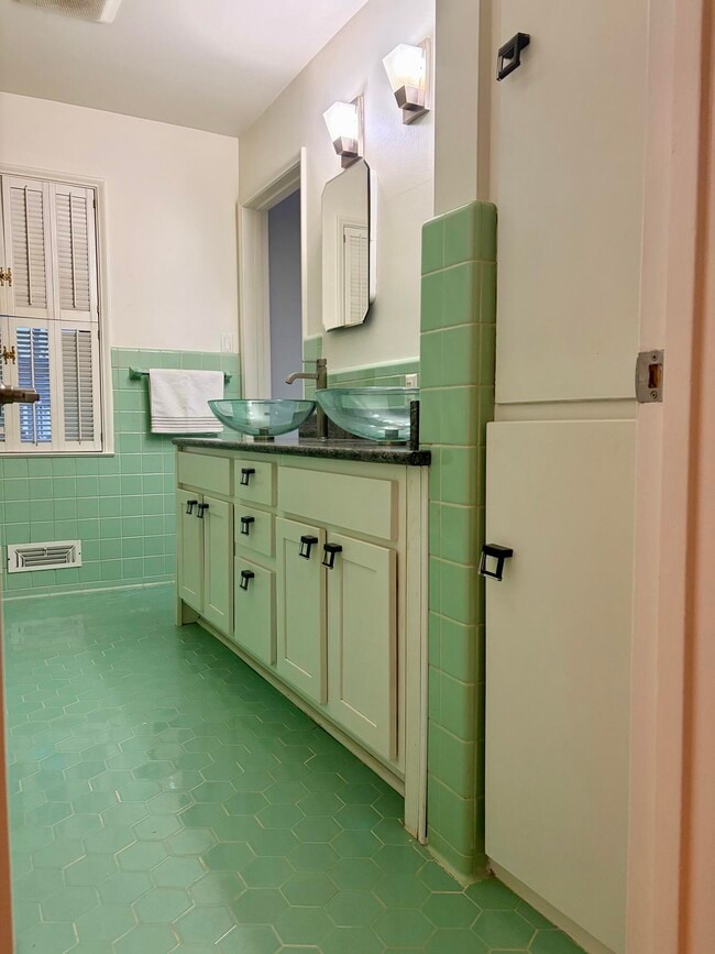 Building Photo - 6493 Thorncrest Dr