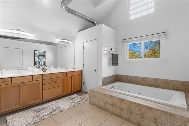 Building Photo - 5 Krog St NE