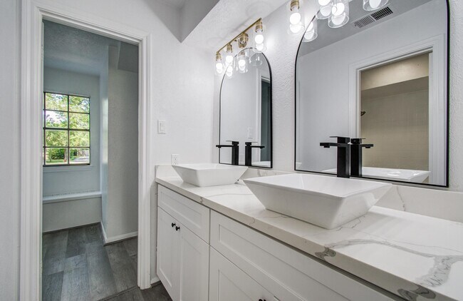 Building Photo - 808 Stone Mountain Dr