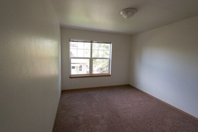 Building Photo - Orchard Alley Tri-plex