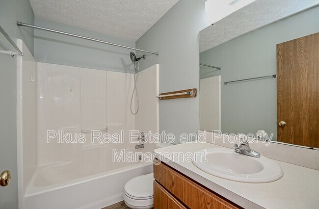 Building Photo - 2012 Redwing Dr