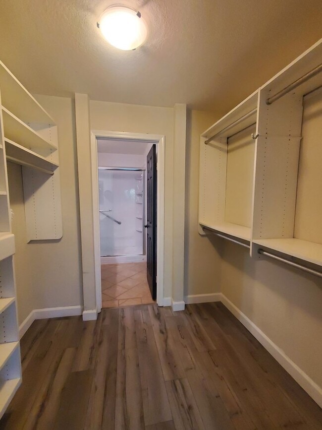 Building Photo - Easy Living @ Gorgeous 2bd/2ba in Cobblest...
