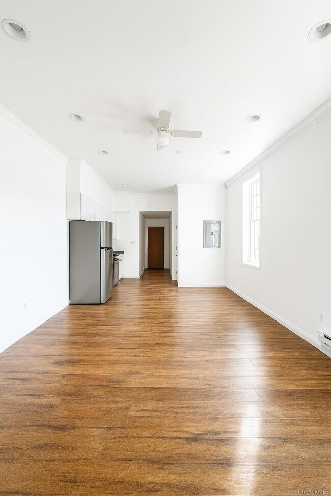 Building Photo - 422 Broadway