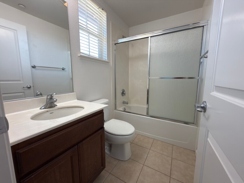 Bedroom Bathroom - 300 Presidio St