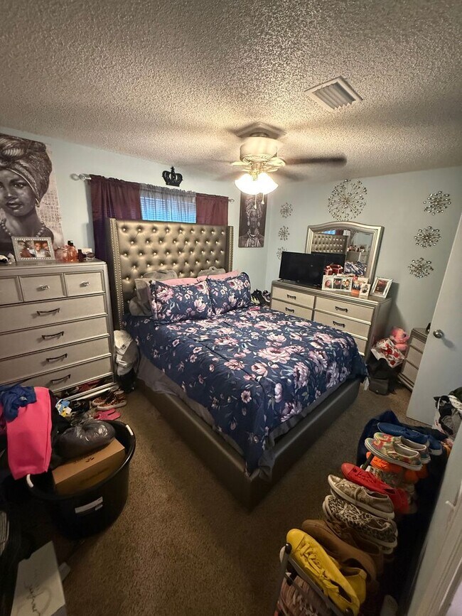 Building Photo - Upgraded 2BR/1.5BA Townhouse Apartment Con...
