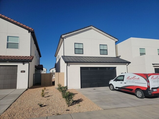 Building Photo - Live in the Desirable Desert Color Community!