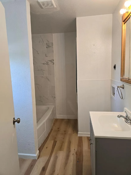 Building Photo - 811 E Navarro St