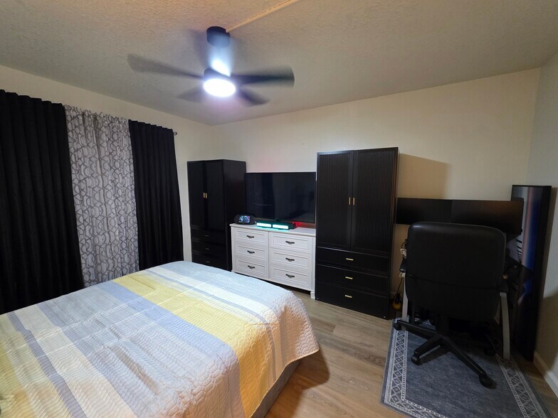 Master Bedroom - 12504 SE Stark St