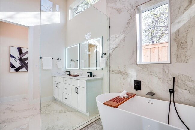 Building Photo - Open concept home with luxury finishes