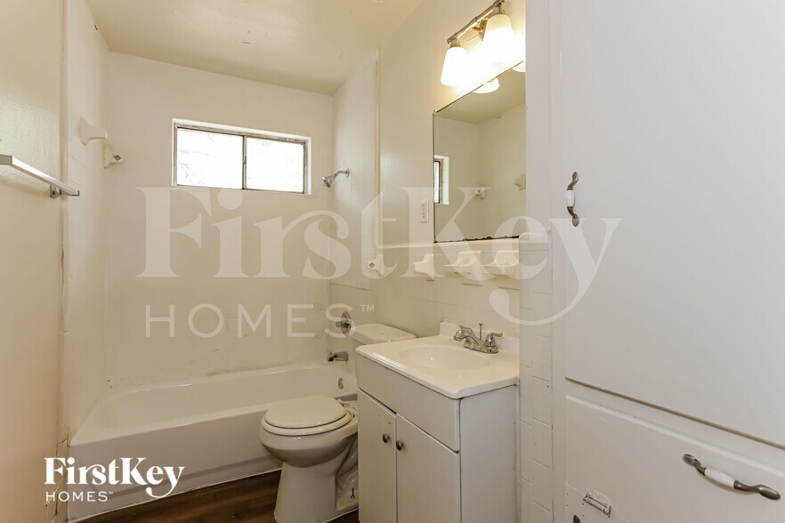Building Photo - 10455 Plummer Dr