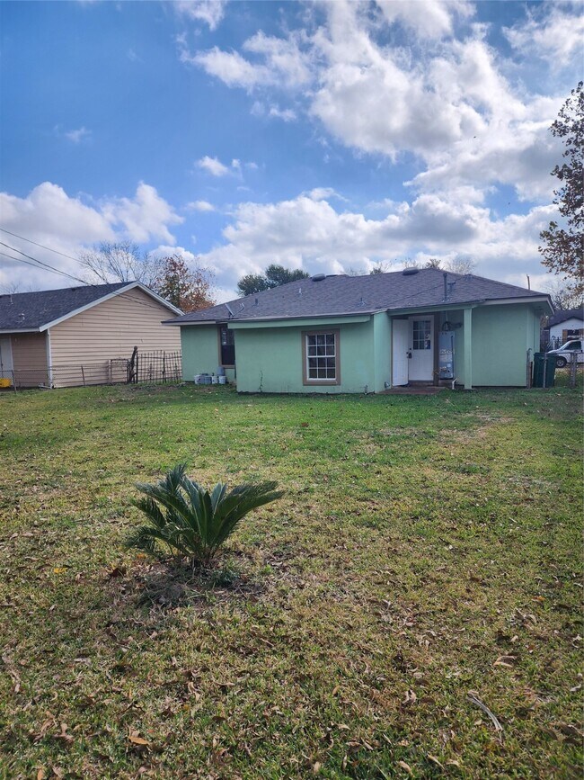 Building Photo - 2413 Huntington Dr