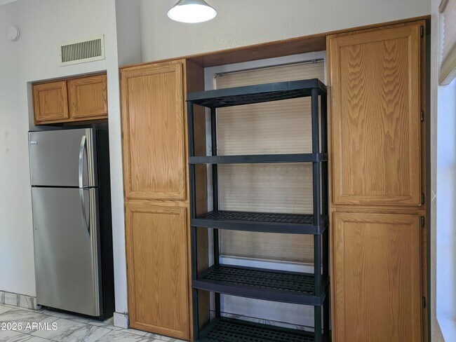 Building Photo - 1321 N Jamaica Way