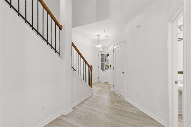 Building Photo - 3377 Vintage Cir SE