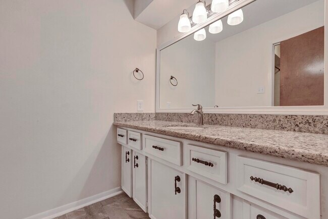 Building Photo - 17 Wishbonebush Rd