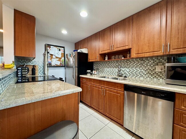 Building Photo - 2801 NE 33rd Ct