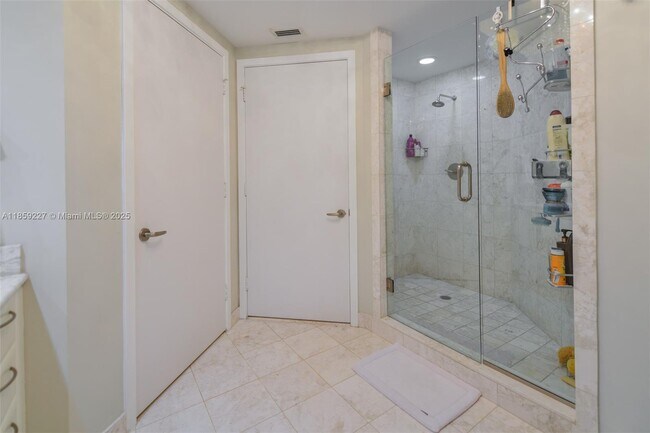 Building Photo - 1331 Brickell Bay Dr