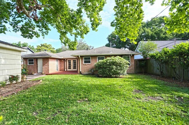 Building Photo - Wonderful mid century one story home, rece...