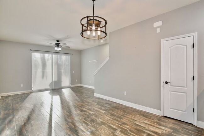 Building Photo - Lovely 3/2.5 Spacious Townhome with a 2 Ca...