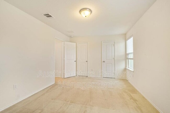 Building Photo - 907 Solitude Dr