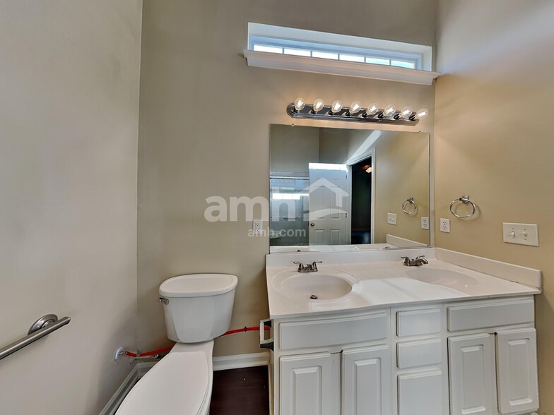 Building Photo - 555 Whistling Swan Dr