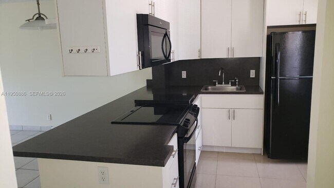 Building Photo - 950 Hillcrest Dr