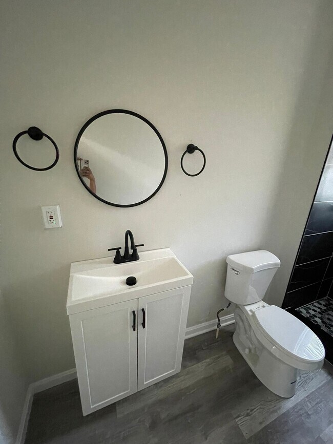 Building Photo - 3026 Clifton Park Terrace
