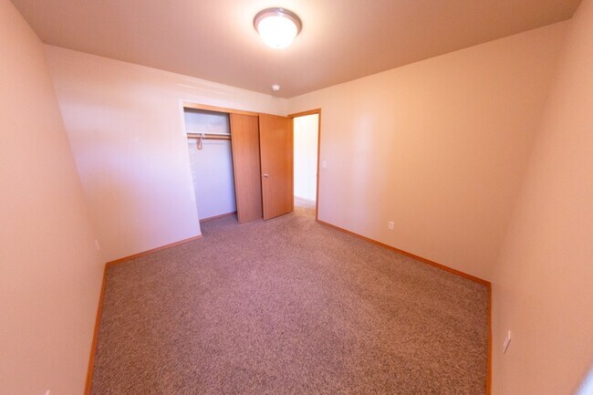 Building Photo - Open Floor Plan Home with Large Fenced Yard