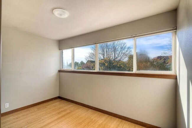 Building Photo - Location, Location, Location! - Modern one bedroom near Alki Point Lighthouse