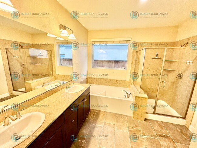 Building Photo - Spacious 4-Bedroom Gem in Somersett with S...