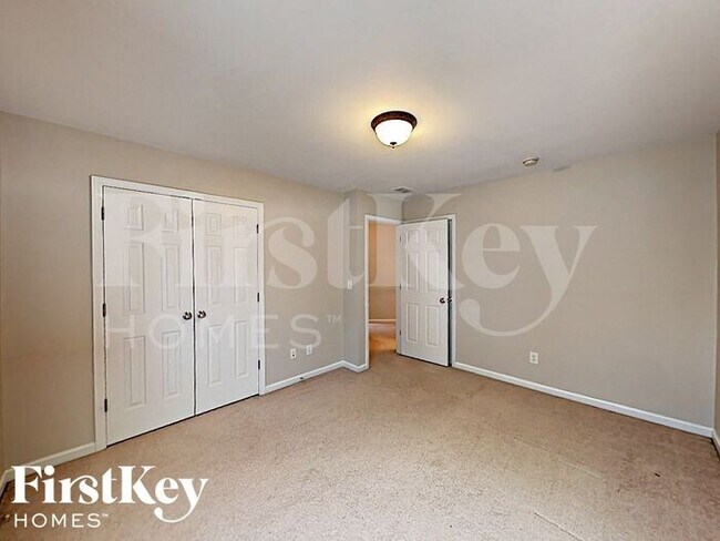 Building Photo - 2460 Vistoria Dr