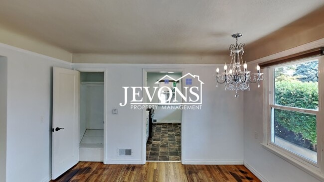 Building Photo - Charming 3-bedroom home with large fenced ...