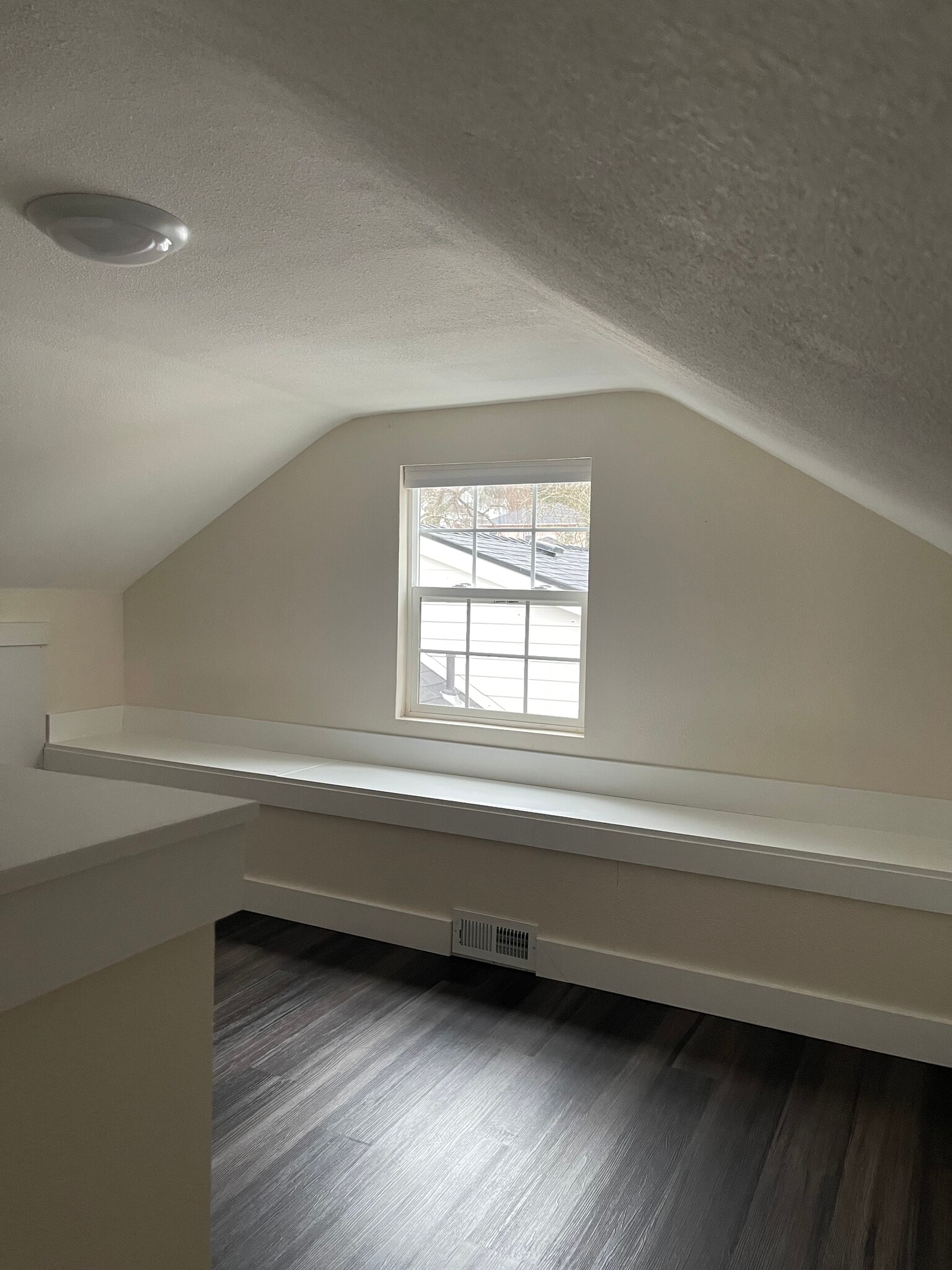 Building Photo - 255 Southview Pl S