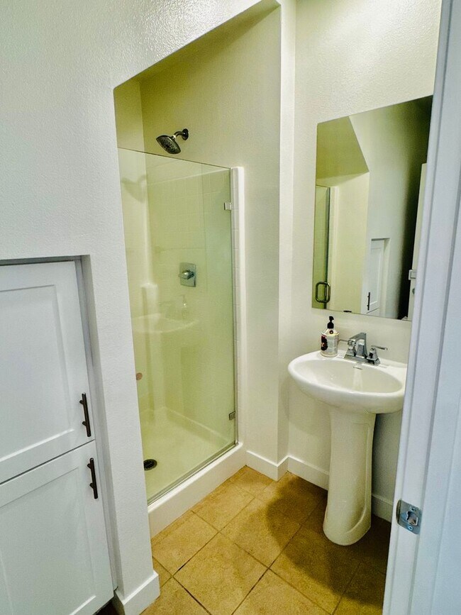 Building Photo - Gorgeous Three Bedroom Townhome For Rent i...