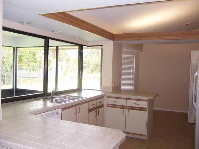Building Photo - 2163 SE Shelter Dr