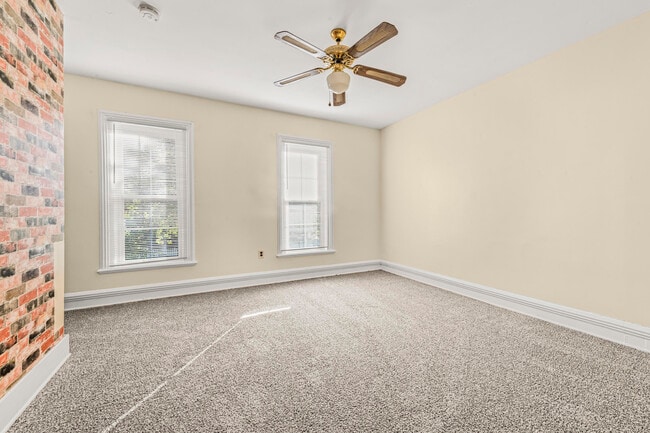 Building Photo - 1017 N Holbrook St