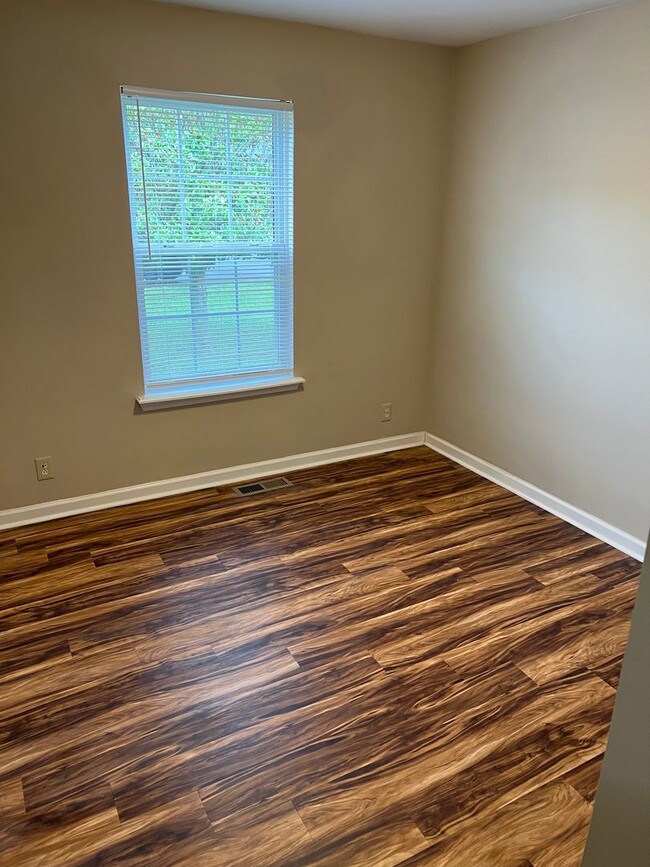 Building Photo - 3 Bed Home Rent Ready