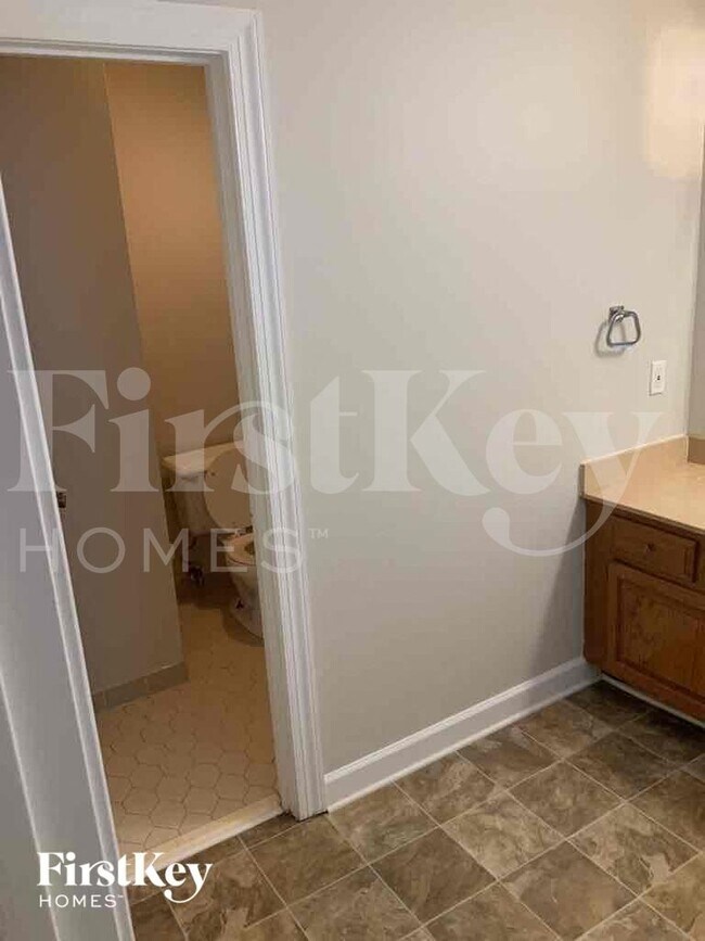Building Photo - 1395 Oakengate Dr