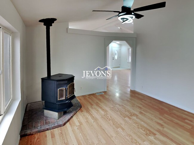 Building Photo - Comfortable Selah Residence with Open Living Space and Easy Commuter Access