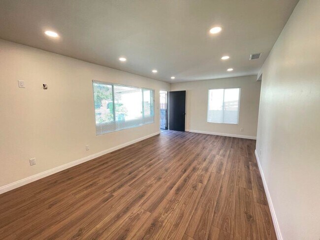 Building Photo - Like New Inside! Remodeled 3bd/2ba House In Desirable Allied Gardens Neighborhood