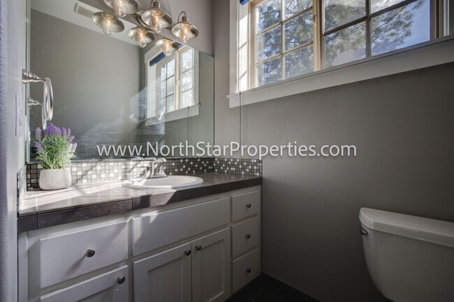 Building Photo - Spacious Five Bed Home in NW Bend