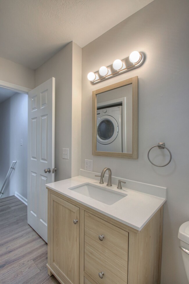 Building Photo - Remodeled 2BR Townhome in Spring Hill