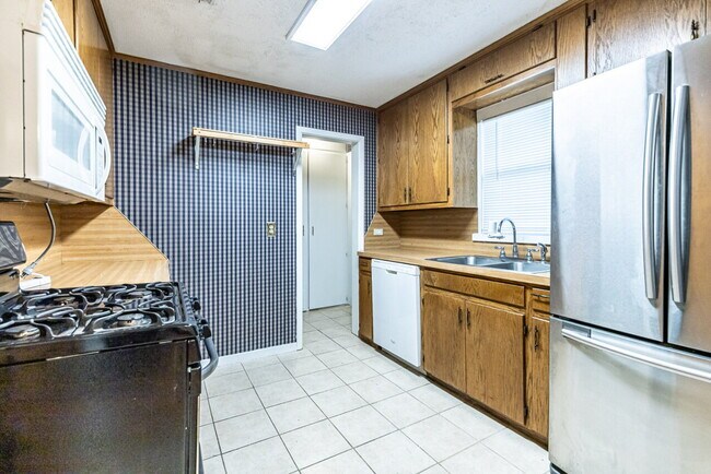 Building Photo - Adorable two bedroom home!