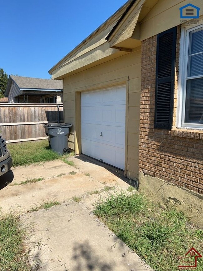 Building Photo - 2811 NW 21st Pl