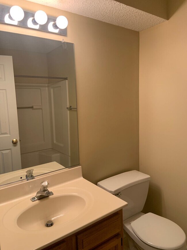 Building Photo - 2 BR Lawndale condo--water included!