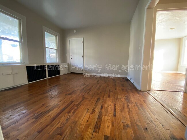 Building Photo - 417 Oak St