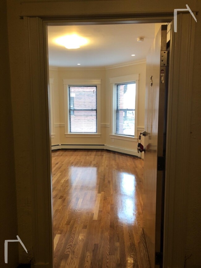 Building Photo - 871 Beacon St