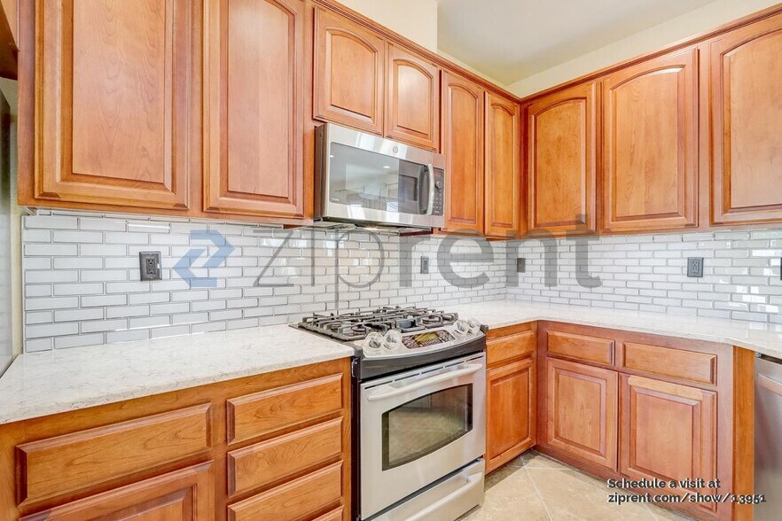 Building Photo - 704 Moore Way