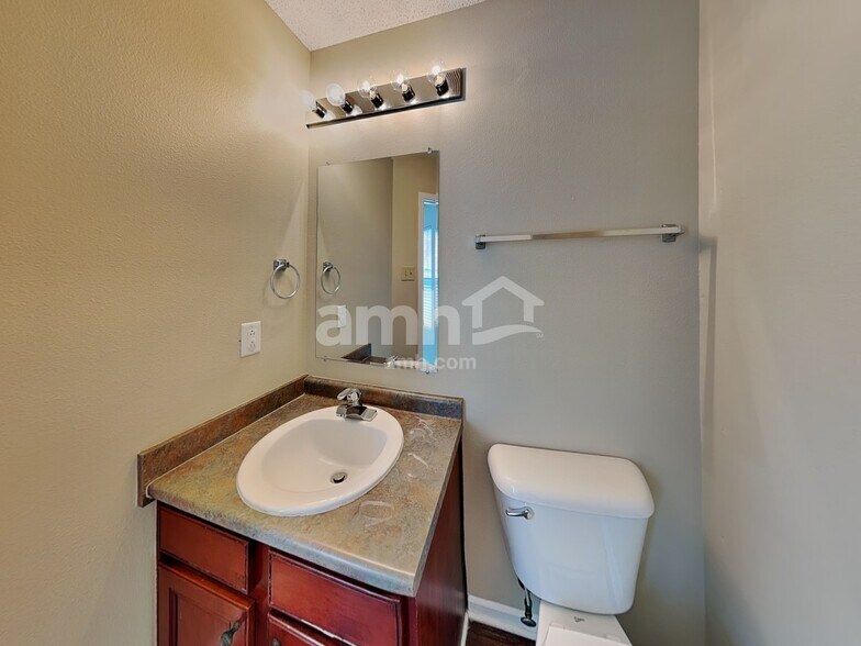 Building Photo - 2170 Bridlewood Dr