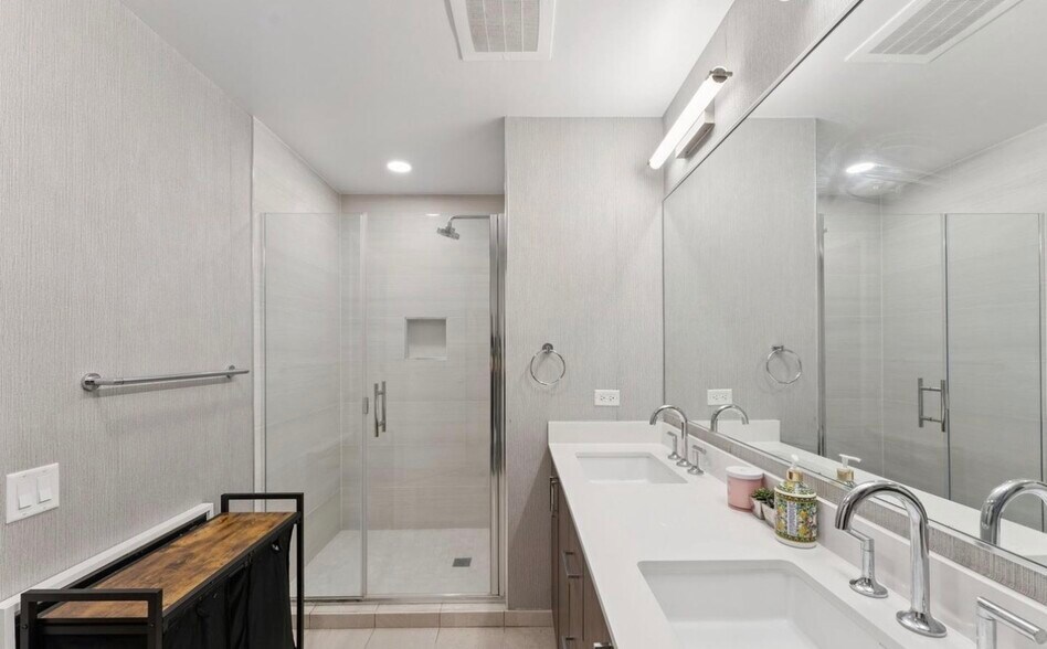 Building Photo - 1211 Van St SE