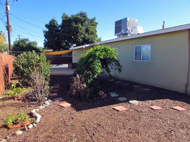 Building Photo - 4BR/2BA house with fenced backyard in South Redlands